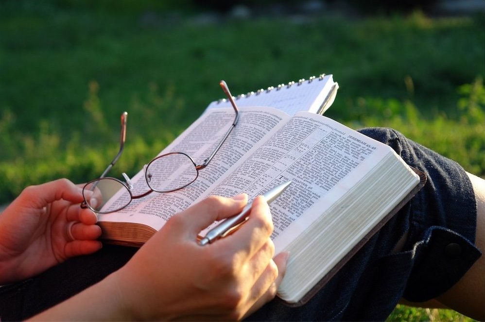 Como estudar a Bíblia? Aprenda em 7 Dicas